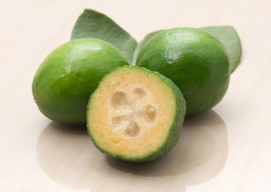 Feijoa meyve ve yaprakları