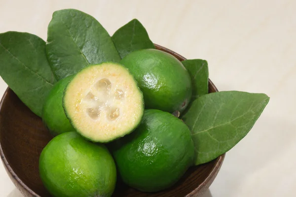 Φειζοα-Γκουαγιαμπο φρούτα και τα φύλλα — Φωτογραφία Αρχείου