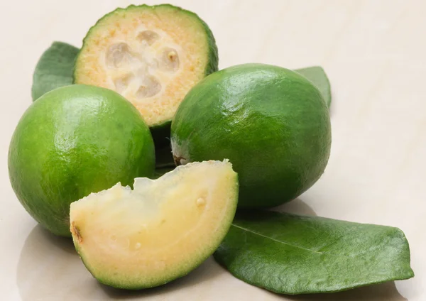 Feijoa meyve ve yaprakları — Stok fotoğraf