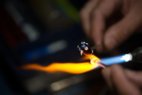 Maître souffleur de verre fabrique figurines miniatures de verre — Photo