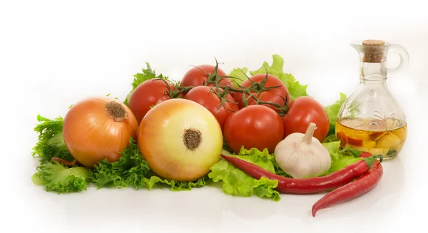 Овощи - салат, лук, чеснок, перец чили, помидоры и — стоковое фото