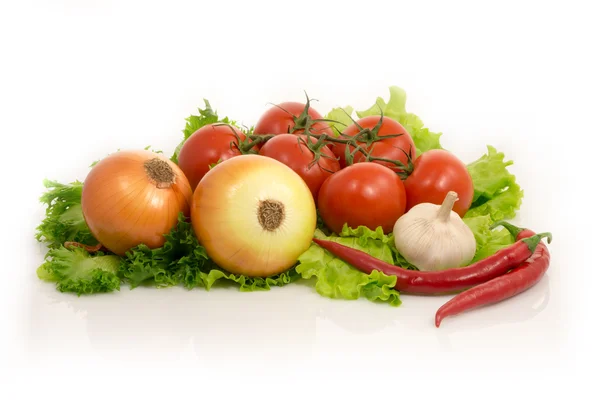 Овощи - салат, лук, чеснок, перец чили, помидоры — стоковое фото