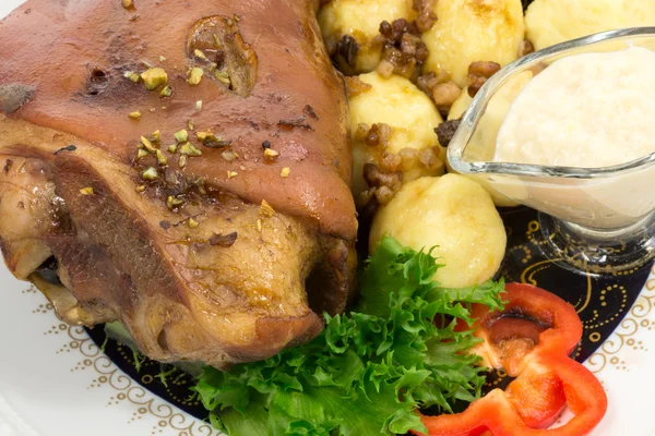Nudillo de cerdo a la parrilla con albóndigas de patata — Foto de Stock