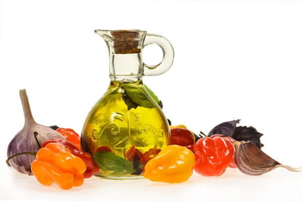 Olivenöl mit Pfeffer, Knoblauch und Basilikum — Stockfoto