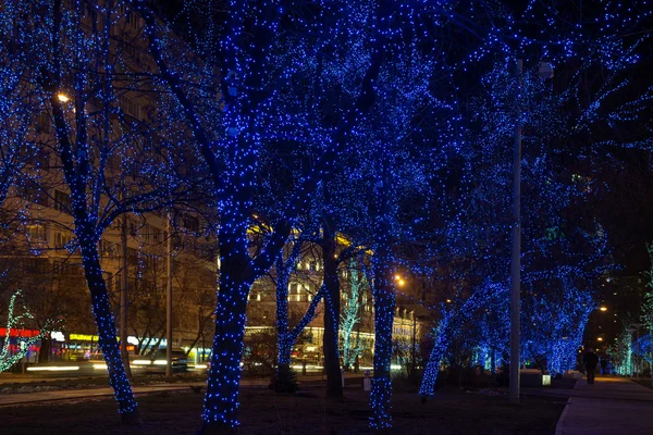 Leuchtende Girlanden an den Bäumen in den Straßen des alten Moskaus — Stockfoto