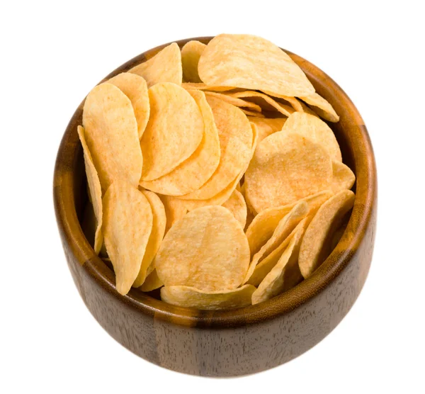 Potato chips in een houten kom geïsoleerd op witte achtergrond — Stockfoto