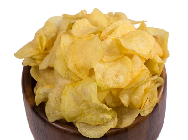 Potato chips in een houten kom geïsoleerd op witte achtergrond — Stockfoto