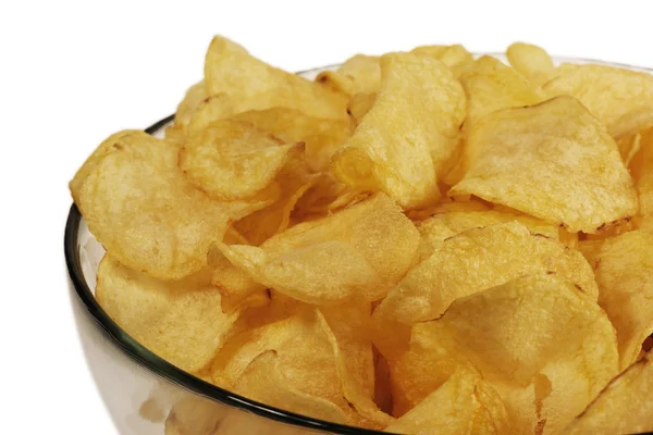 Potato chips in een glazen kom geïsoleerd op witte achtergrond — Stockfoto