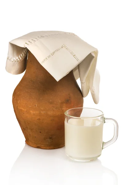 eski kil sürahi ve bardak süt beyaz zemin üzerine