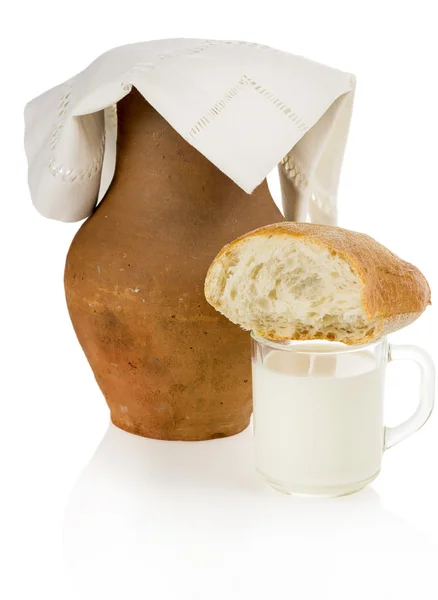 Παλιά Πήλινη οινοχόη, ψωμί και ένα ποτήρι γάλα — Φωτογραφία Αρχείου