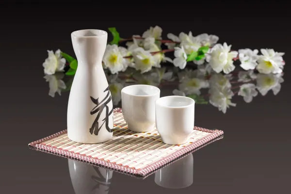 Sake - una bevanda alcolica giapponese tradizionale — Foto Stock