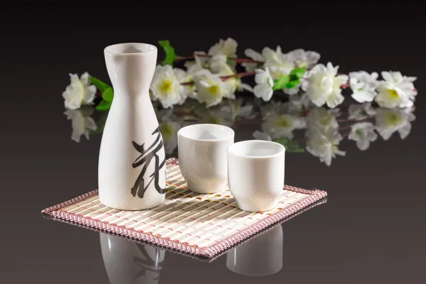 Sake - una bebida alcohólica japonesa tradicional —  Fotos de Stock