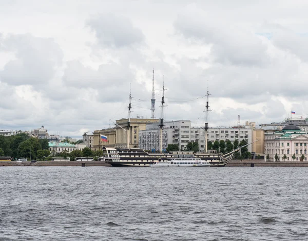 San Petersburgo. Antiguo velero amarrado en el río Neva — Foto de Stock