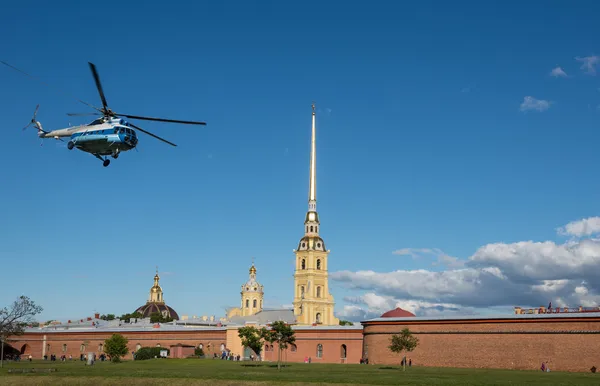 St. petersburg. helikopter unosi się w pobliżu twierdzy Piotra i Pawła — Zdjęcie stockowe