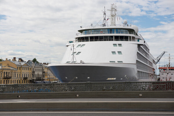 Санкт-Петербург. Океанский лайнер пришвартовался на набережной Аннаполиса
