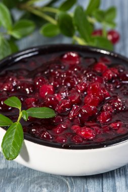 İsveç kirazı reçel (cowberries) ve dalların yaprakları ile