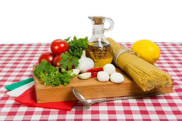 Espaguetis e ingredientes para cocinar salsa — Foto de Stock