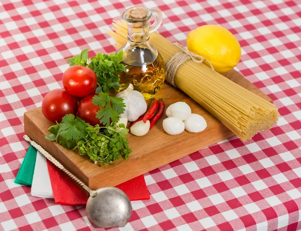 Espaguetis e ingredientes para cocinar salsa — Foto de Stock