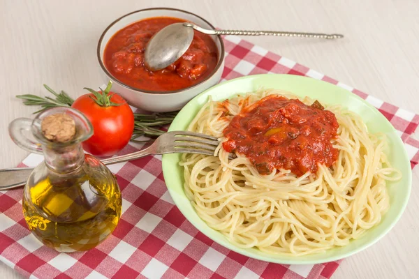 Spaghetti mit roter Tomatensauce — Stockfoto