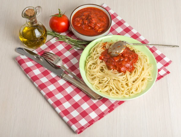 kırmızı domates soslu spagetti