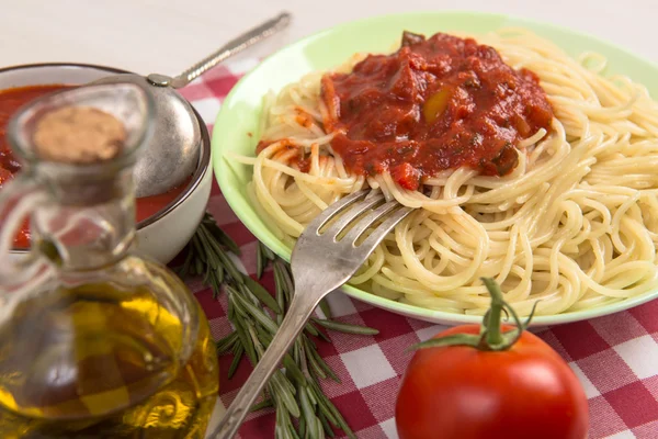 Espaguetis con salsa de tomate rojo — Foto de Stock