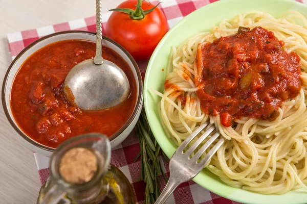 Espaguetis con salsa de tomate rojo — Foto de Stock