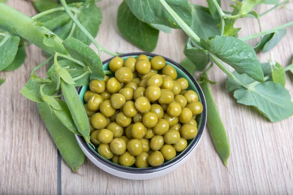 Guisantes verdes hervidos, vainas y ramas — Foto de Stock