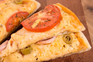 Jambonlu ve peynirli pizza