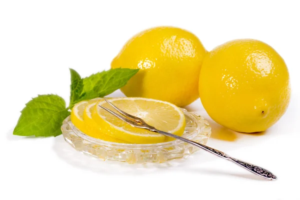 レモンのスライスとクリスタル受け皿、le のビンテージ フォーク フルーツ — ストック写真