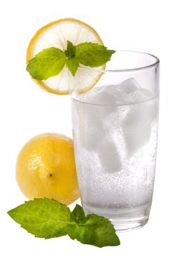 soğuk köpüklü su limon ve nane