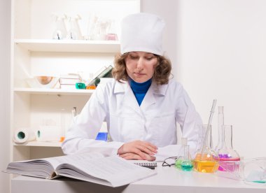 yeni ilaç hakkında tıbbi doktor kadın konuşuyor