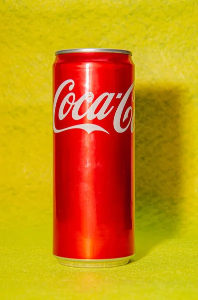 Gomel, Belarus - 30 Eylül 2021: Klasik Coca-Cola, sarı arka planda metal kavanoz.