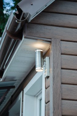 Çatıda su borusu olan bir çatı oluğu..