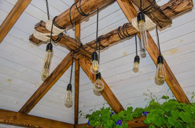 Modern ve endüstriyel tarzda dekore edilmiş lambalar.