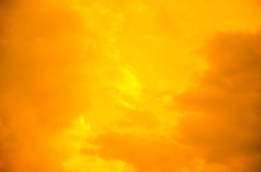 Sarı Turuncu gizemli sis siyah arkaplanda fotoğraflandı. Fikirler bir arkaplan dokusu ya da kaplama olarak. Görüntünün sağından gelen parlak ışık.