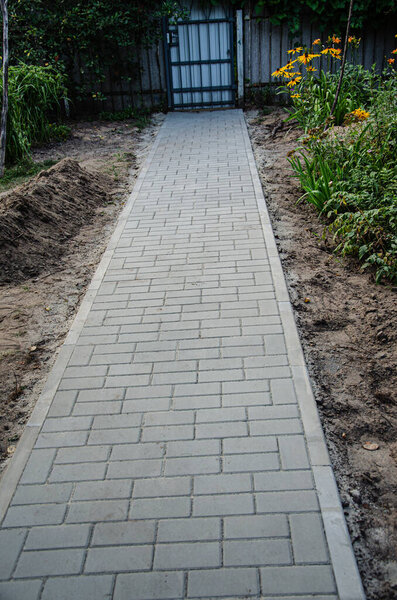 Перспективный вид на монотонный камень Брик на Грунде для уличной дороги