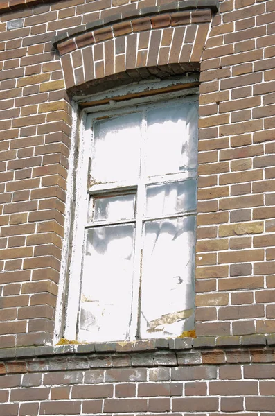 Старое Разваливающееся Христианское Окно Окружающее Края Красного Кирпича — стоковое фото