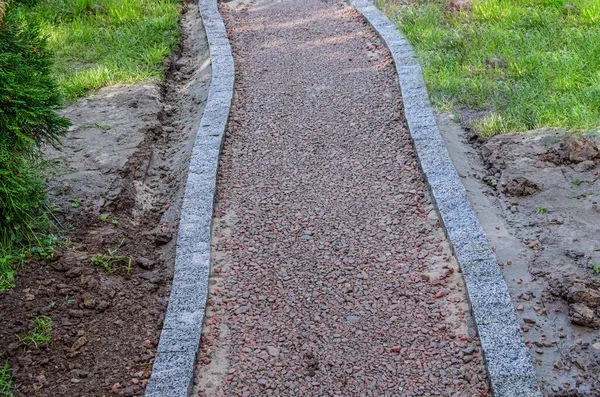 Solitaire Chemin Gravier Macadam Avec Herbe Chaque Côté Parc — Photo