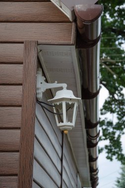 Geceleri eski moda sokak lambası. Gün batımında parlak sokak lambaları. Dekoratif lambalar. Alacakaranlıkta sıcak sarı ışığı olan sihirli lamba.