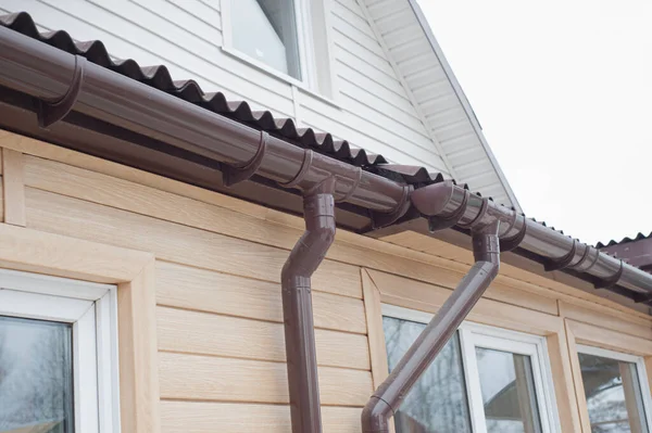 Gutter Med Downpipe Taket Ett Hus — Stockfoto