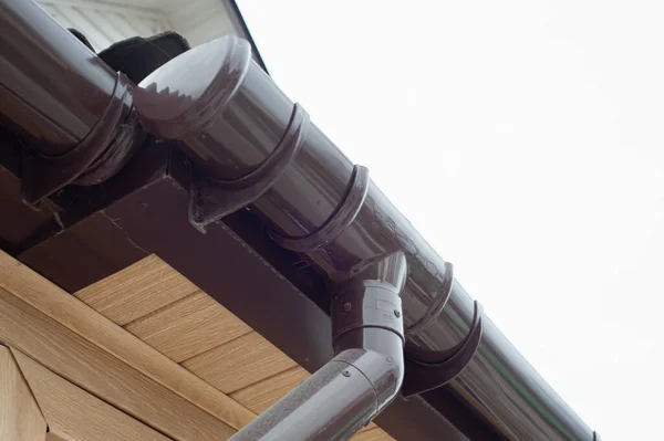 Gutter Med Downpipe Taket Ett Hus — Stockfoto