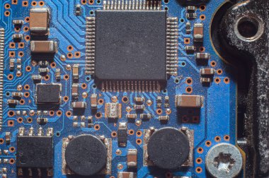 Elektronik Fabrika Makinesinin İş Başında Makro Çekimi: Otomatik Robotla Birleştirilen Yazdırılmış Devre Tahtası