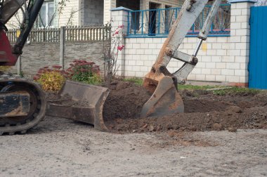Sürüngen kazıcı, yıkım alanında kazı yapıyor. Kazı makinesi. Toprak taşıma ekipmanı. Kazı aracı. İnşaat işi.