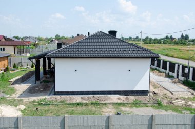 Beyaz köpük bloklardan yapılmış inşaat halindeki bir evin inşaatı. Yeni ev çerçevesi oluşturuluyor.