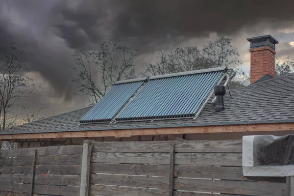 Energiproduktion Solenergi Samla Solpaneler Ett Tak Bondgård Tak Med Öppnat — Stockfoto