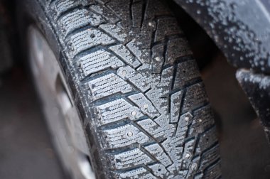 Sabah ayazıyla kaplı bir yedek tekerlek, açık hava yakın çekim, sığ