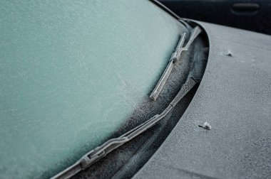 Dondurucu yağmurdan sonra buzla kaplı bir araba. Kış soğuk sahneleri.