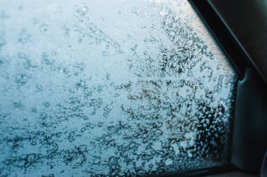 Kör edici araba farları. Buzlu araba camı. Kar kaplı araba ön camı.