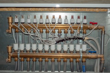 Evde bir su altı ısıtma sistemi için pompa.