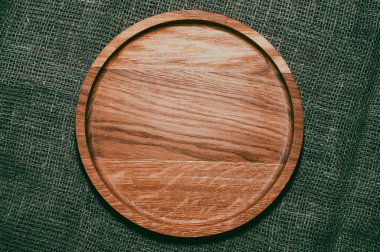 Kahverengi ahşap plaka üzerinde bir rustik masa portre. Yatay Üstten Görünüm